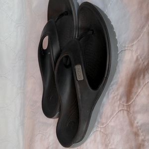 Crocs unisex Black flip-flops Men's 9/Women's 11